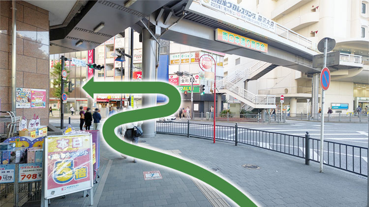 直進し、正面の横断歩道を渡り、左に進みます