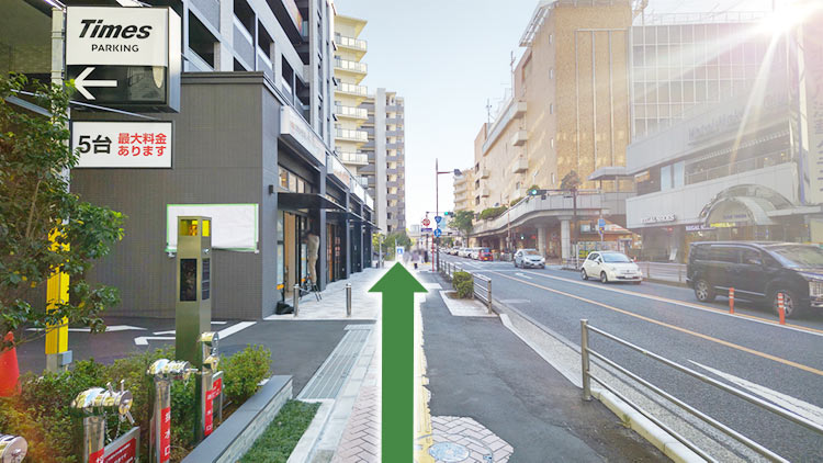 タイムズを越えて、左手にクリニックがございます