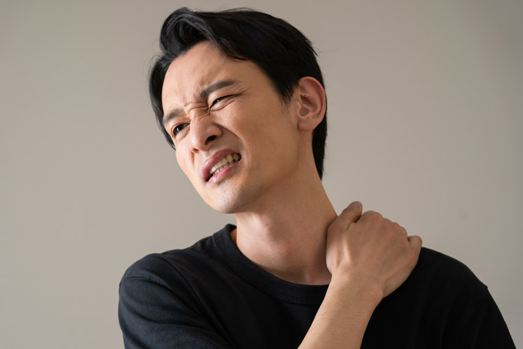 肩の痛みのイメージ写真